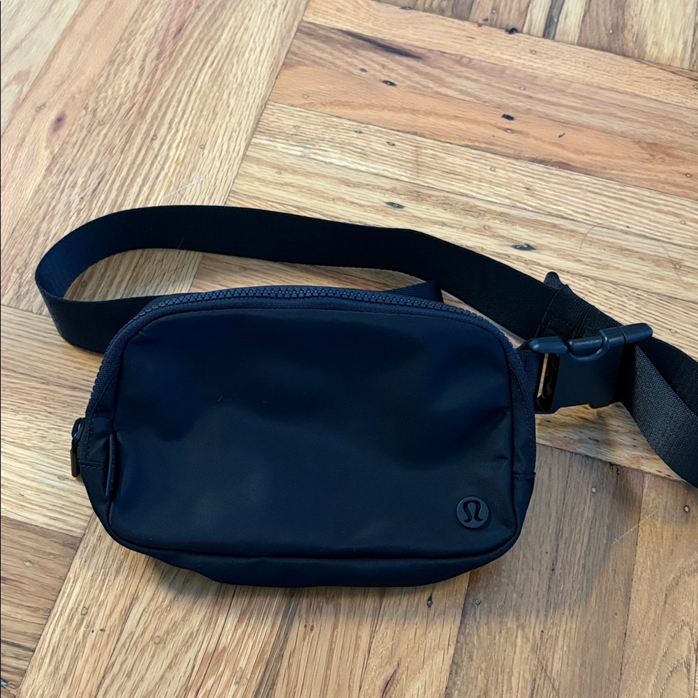 Like new Lululemon Fannypack Black